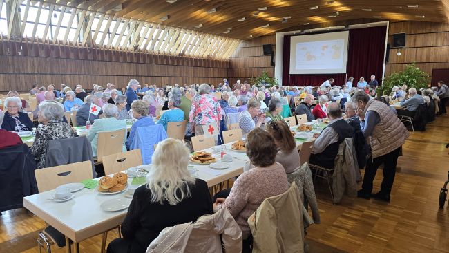 zu sehen sind die Senioren beim bunten Nachmittag für Ältere in der Limburghalle organisiert von der DRK-Bereitschaft Weilheim zusammen mit der Stadt Weilheim
